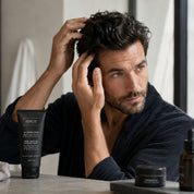 Application de La Crème Cirée Hendiya sur les cheveux, crème coiffante au beurre de karité pour styliser et discipliner la matière.