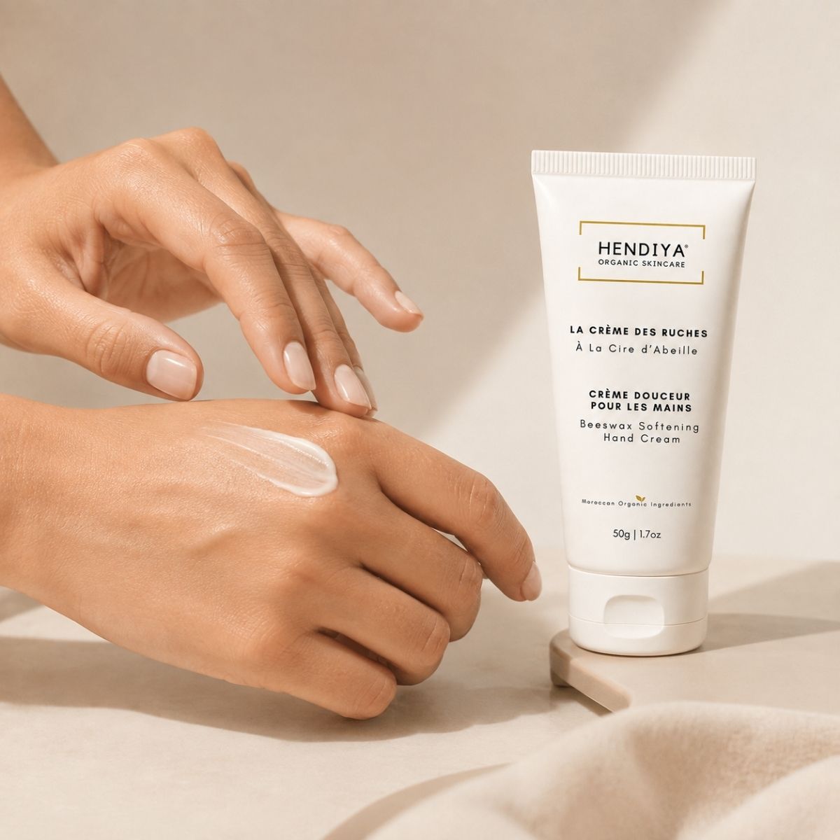 Applying La Crème Des Ruches Hendiya® to the hand