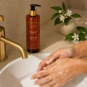 Applying Nectar de Fleur d'Oranger hand wash Hendiya® to the hands