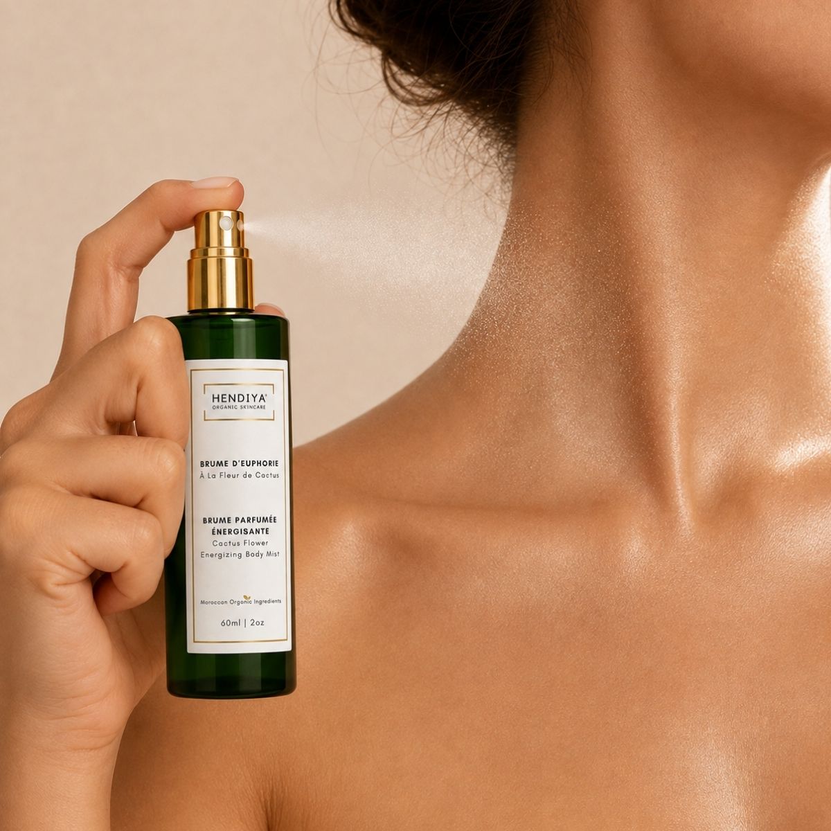 Applying Brume d'Euphorie Hendiya® to the skin, cactus flower mist