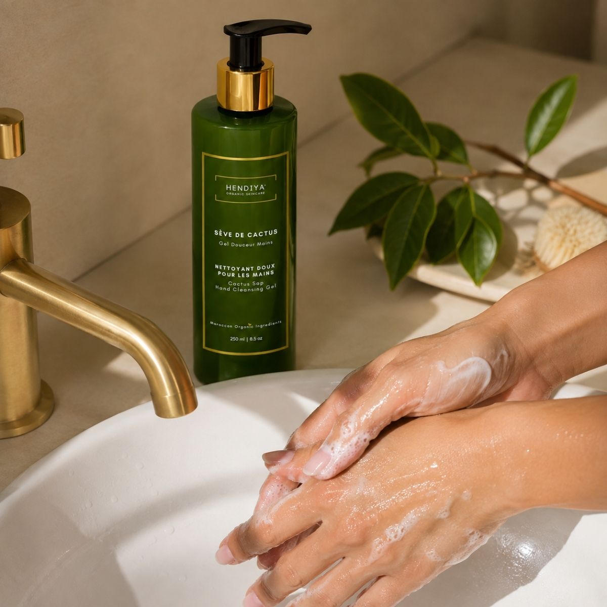 Applying Sève de Cactus hand wash Hendiya® to the hands
